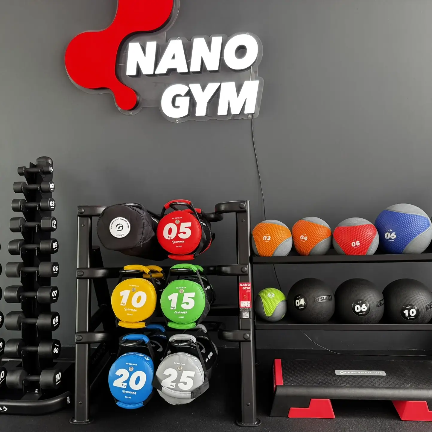 wyposażenie sali siłowni Nano Gym, hantle piłki, worki, step